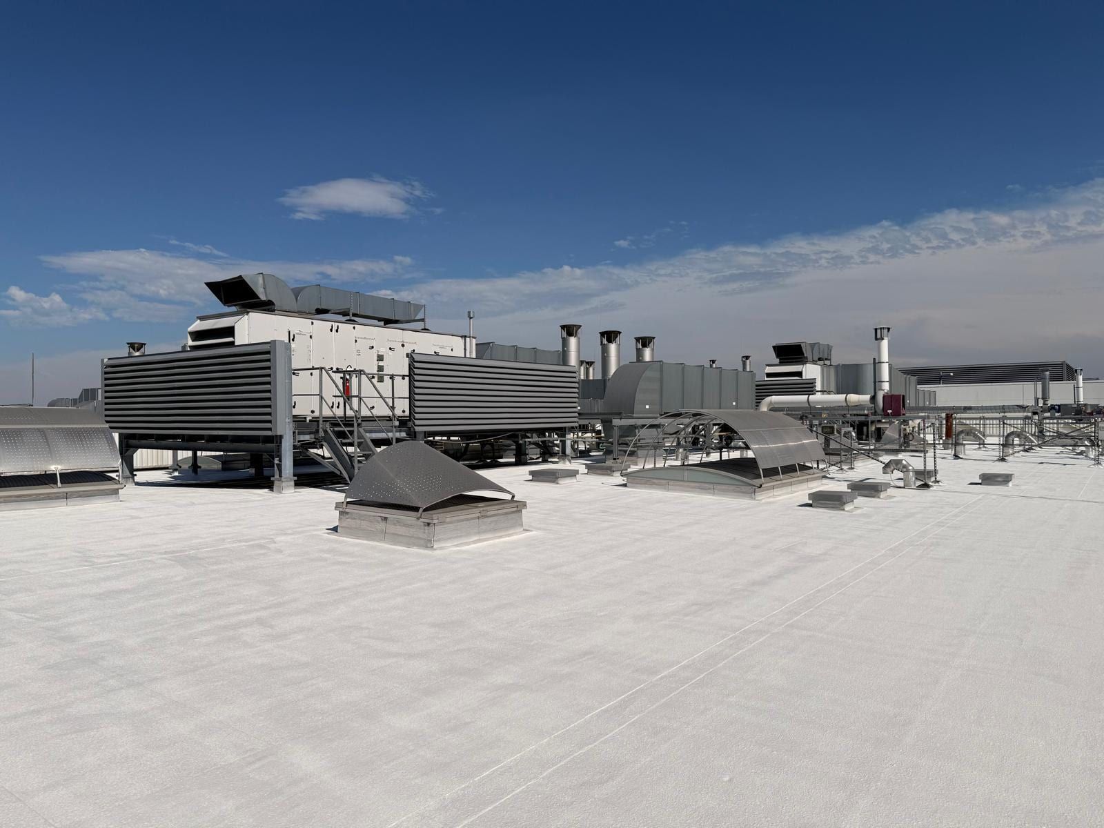 Roof of the Airbus Paris-Le Bourget site treated with a cool roof, equipment kept in place