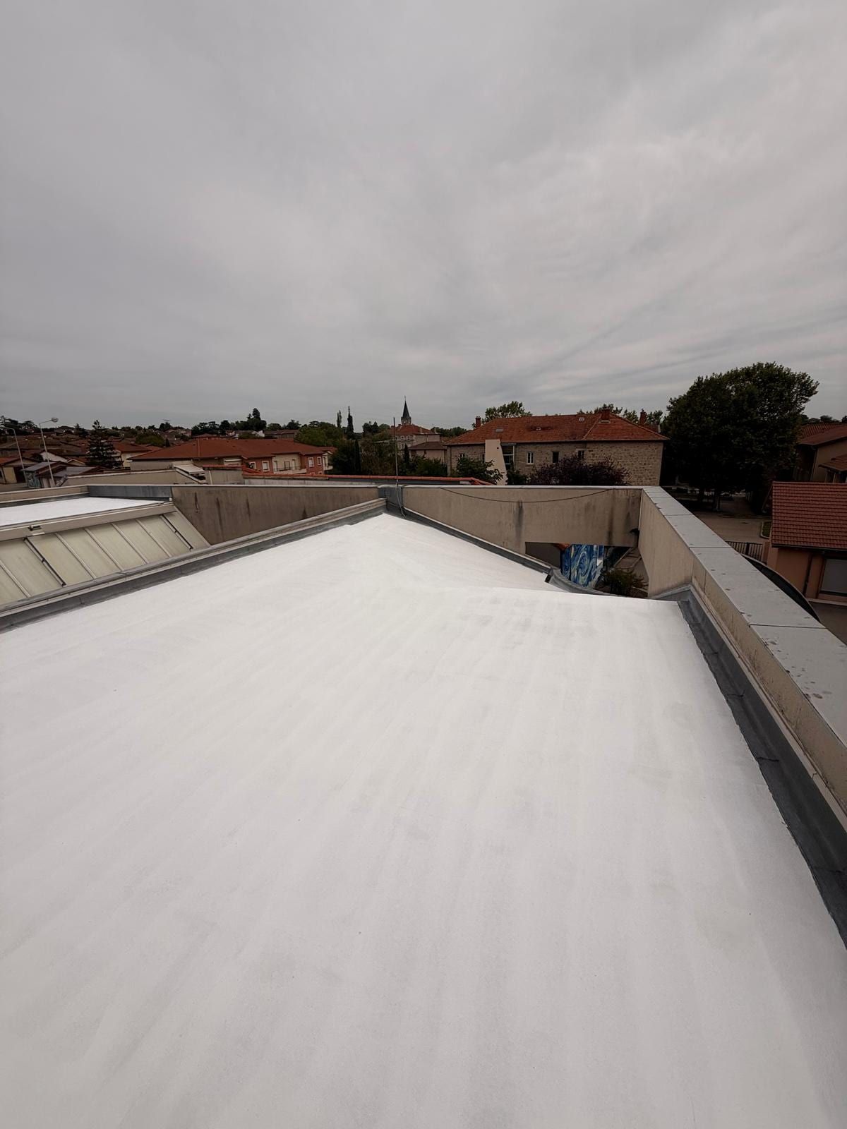 Toiture de l’école de Saint-Laurent-d’Agny traitée en cool roof
