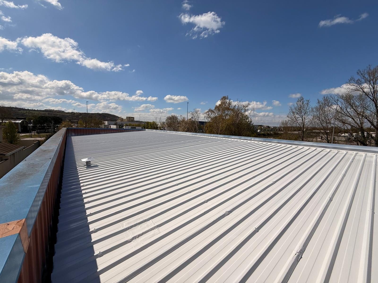 Toiture en bac acier d’EGGER Pompes à La Verpillière traitée en cool roof