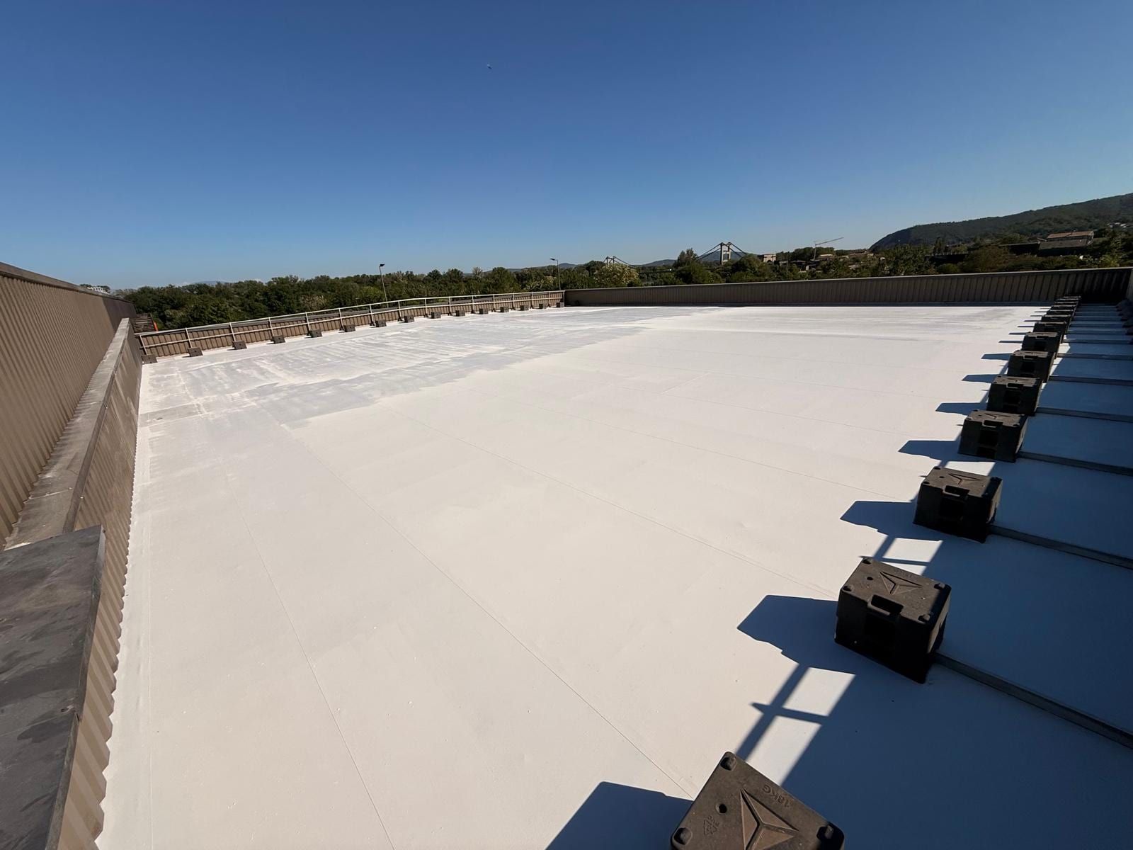 Membrane PVC traitée en blanc réflectif au Teil, plots d’équipements conservés