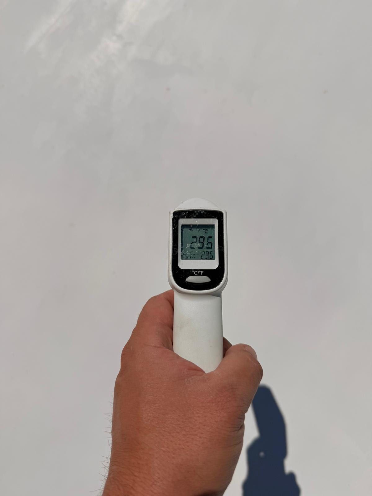 Thermomètre infrarouge sur la toiture traitée