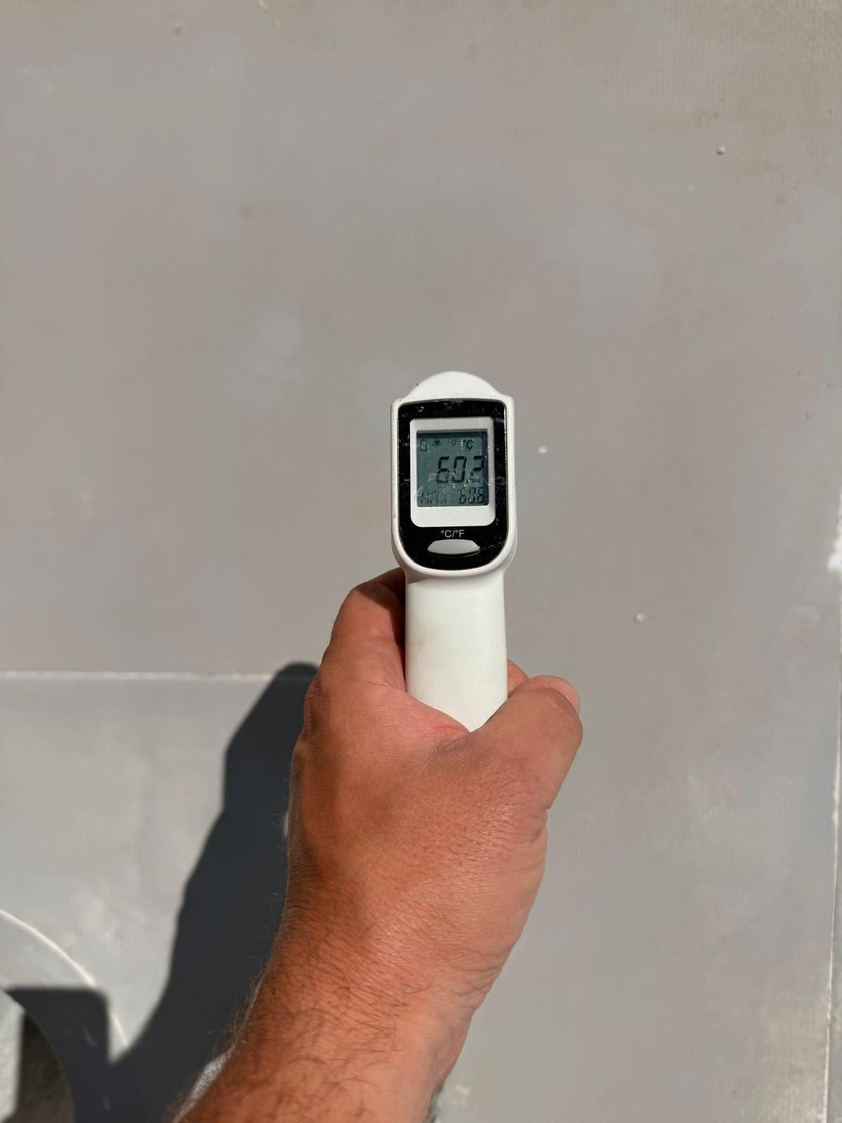Thermomètre infrarouge sur la membrane avant traitement