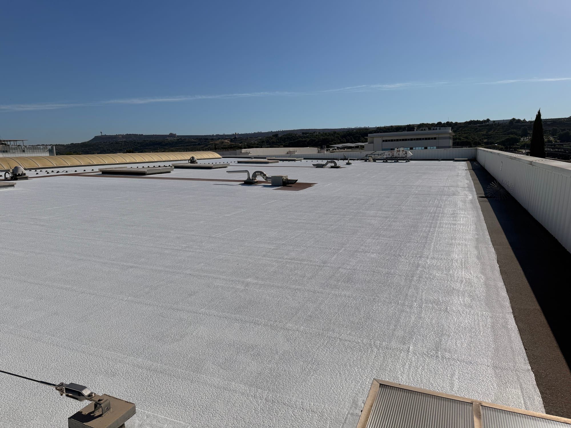 Vue d’ensemble de la plus grande toiture traitée du site Airbus de Marignane
