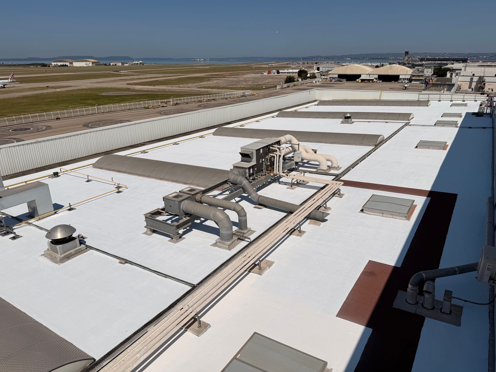 White roof of the Airbus Marignane site, runways in the background