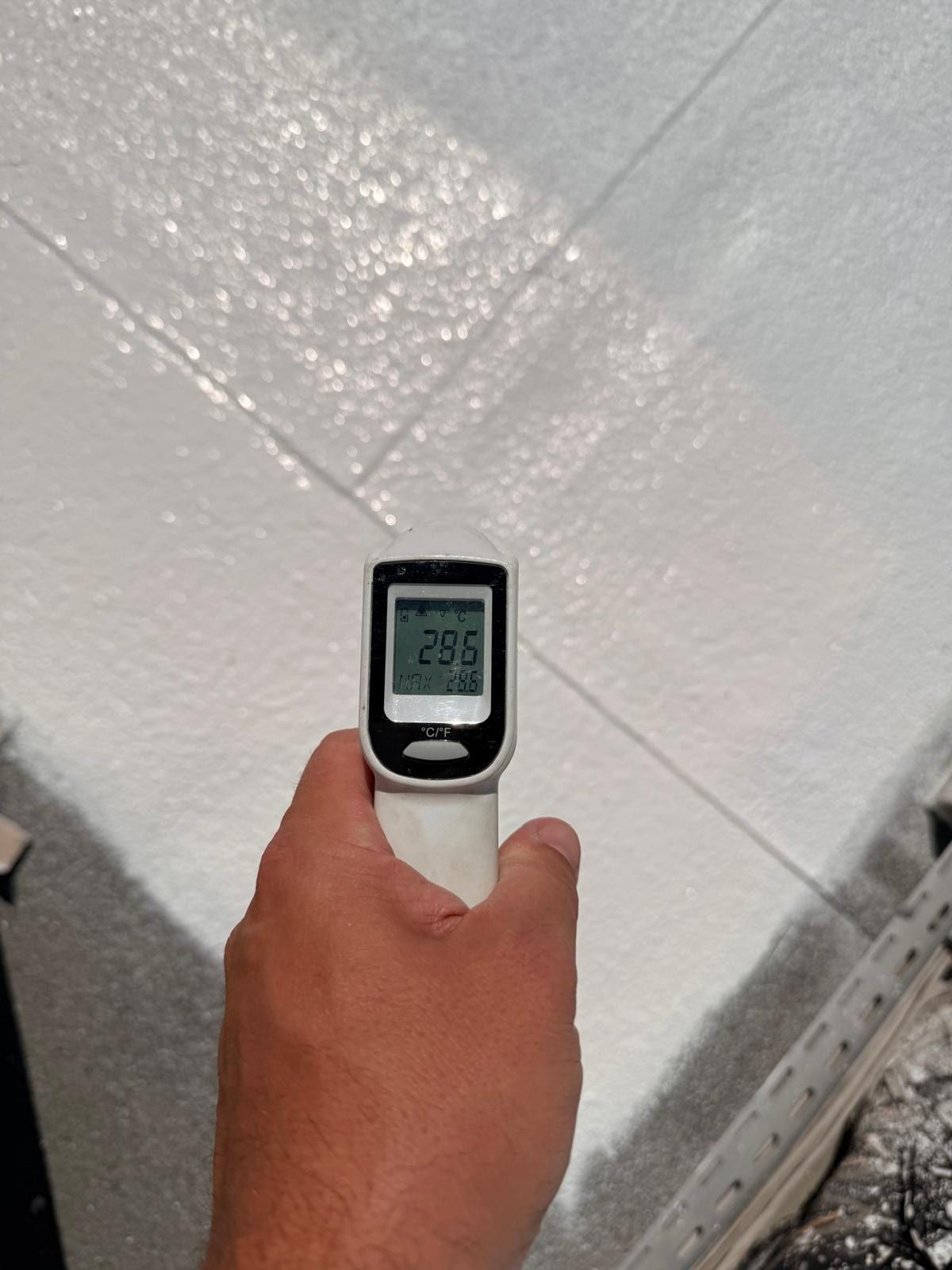 Thermomètre infrarouge sur la toiture traitée