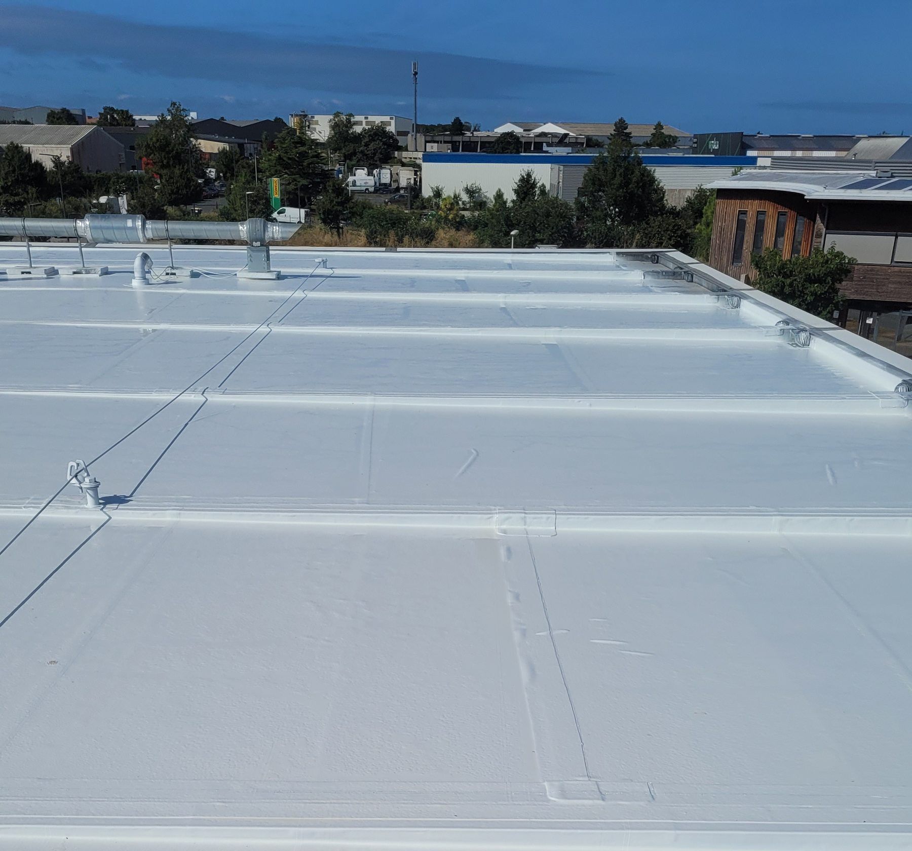 EPDM roof of modular office buildings in La Rochelle after application of the PrimaTherm® system
