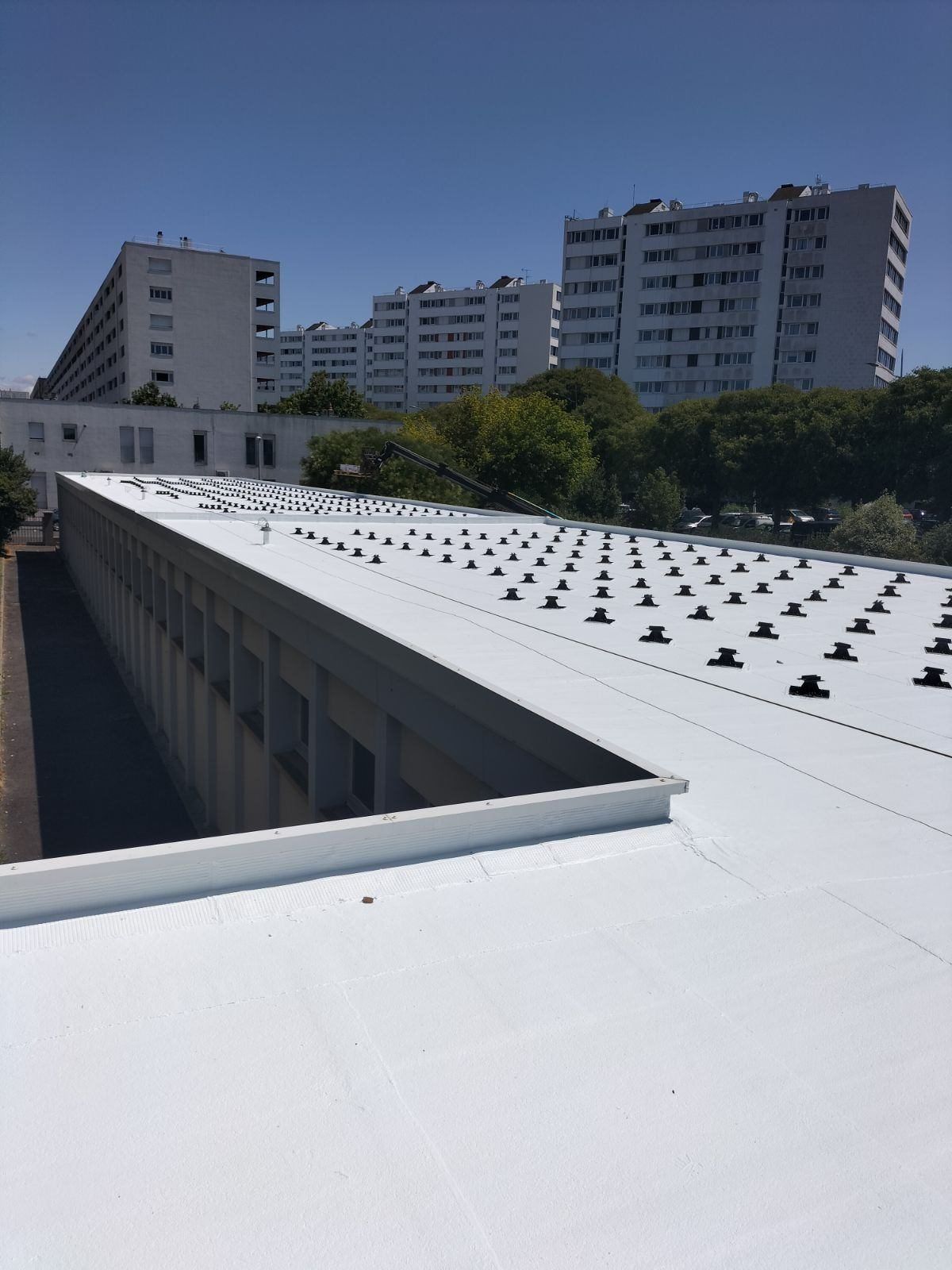 Toiture d’école à La Rochelle traitée avec le système PrimaTherm®