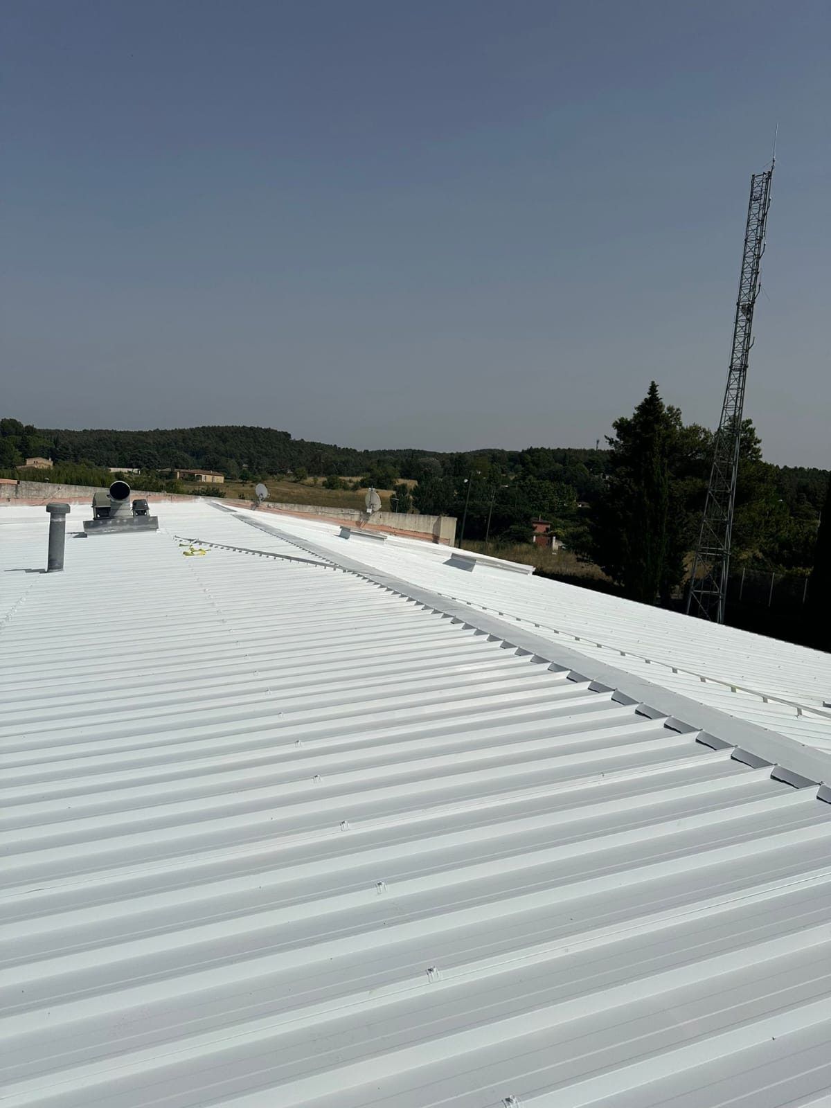Steel-deck roof of a warehouse in Marseille after the PrimaTherm® application