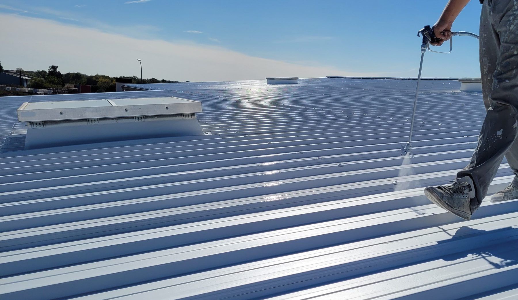 Application de la finition PrimaTherm® au pistolet airless sur un bac acier