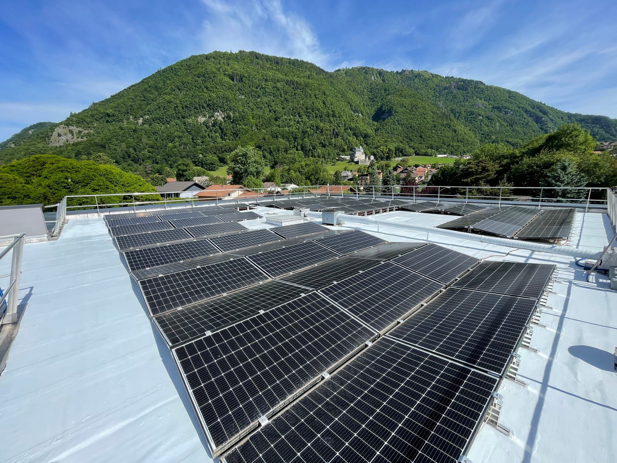 Toiture de SET Corp à Saint-Jeoire traitée en cool roof sous les panneaux photovoltaïques