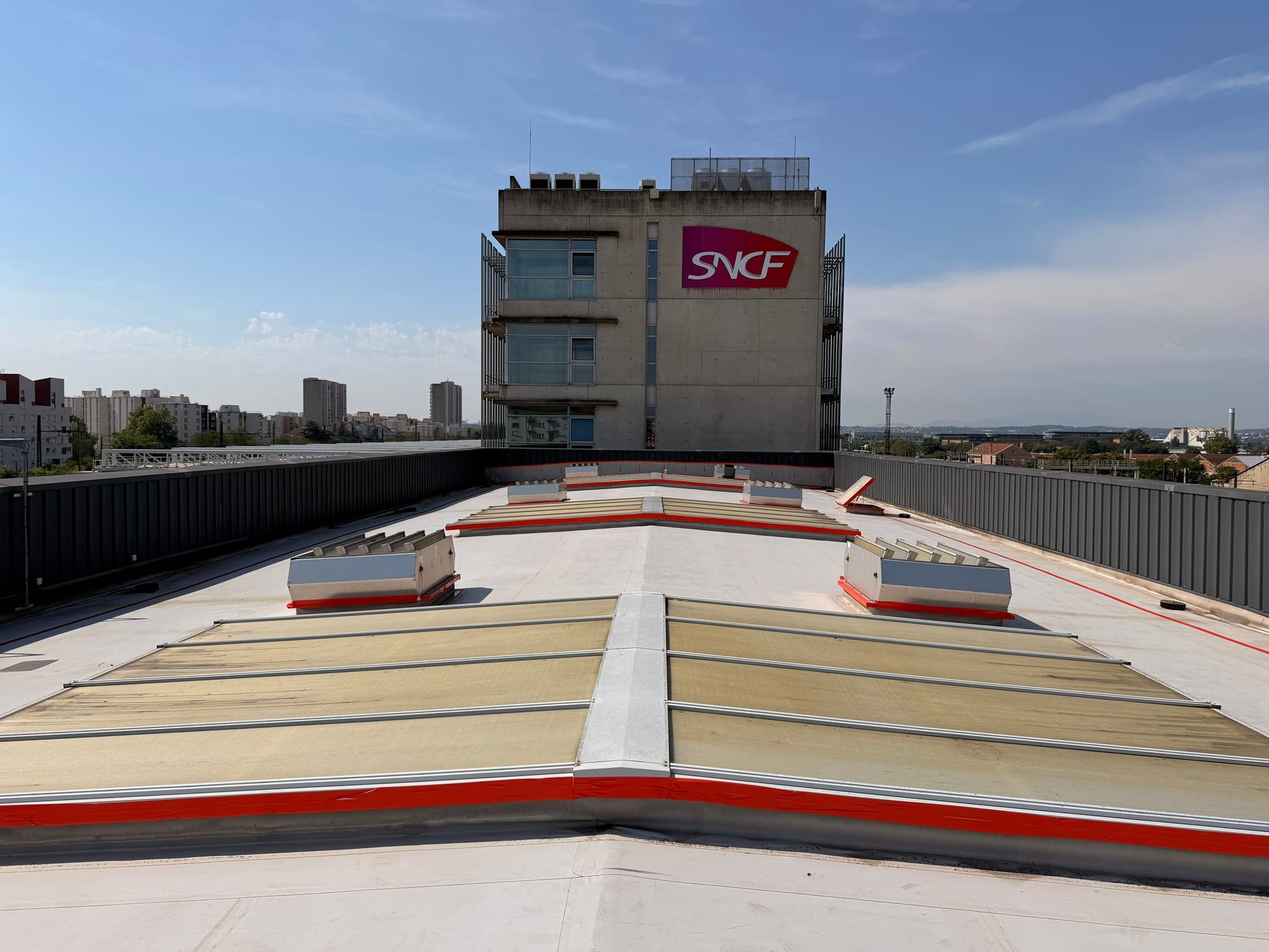 Treated roof at the foot of an SNCF building at the Lyon Gerland maintenance centre