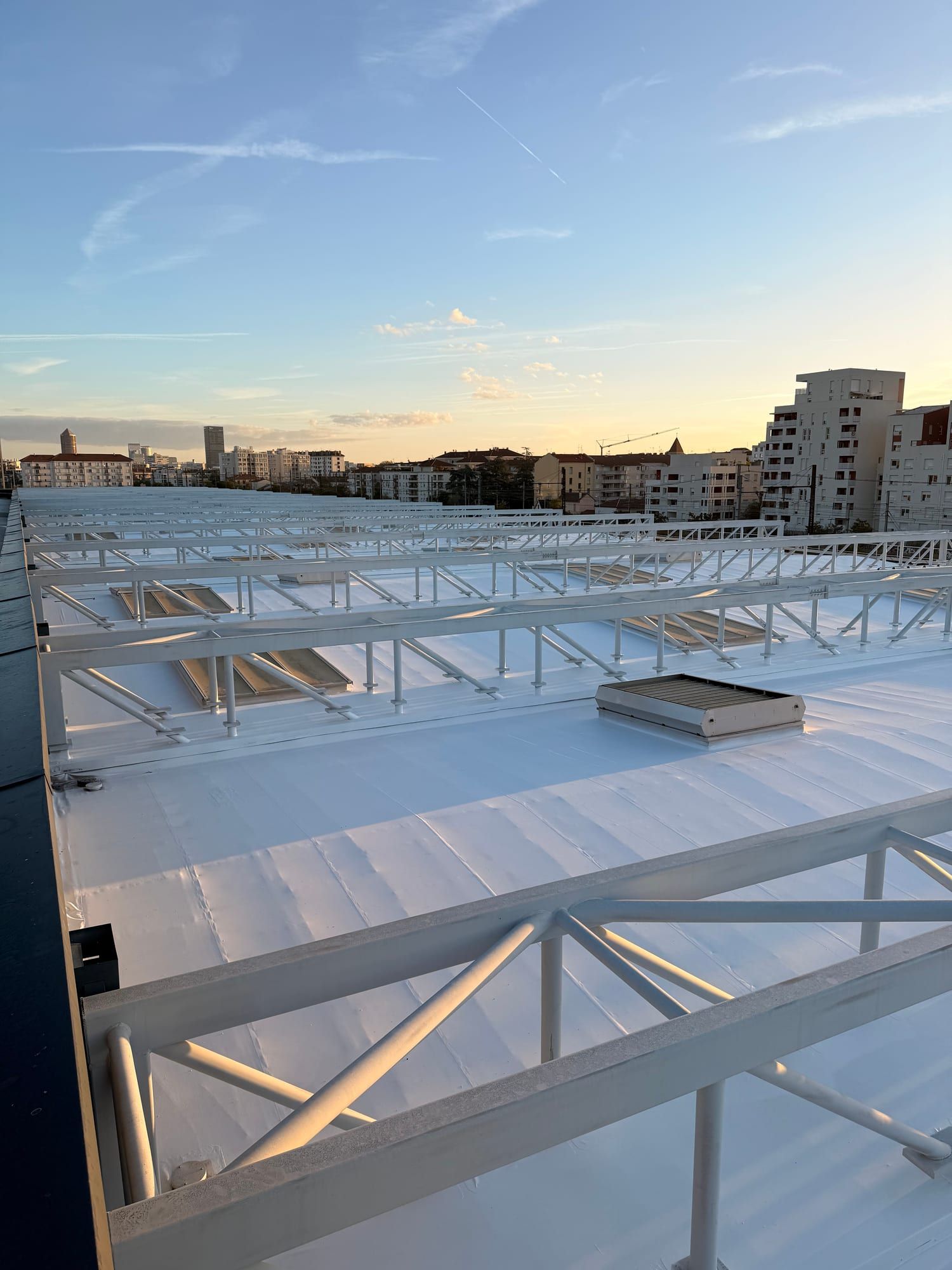 Toiture du technicentre SNCF de Lyon Gerland traitée en cool roof, charpente métallique