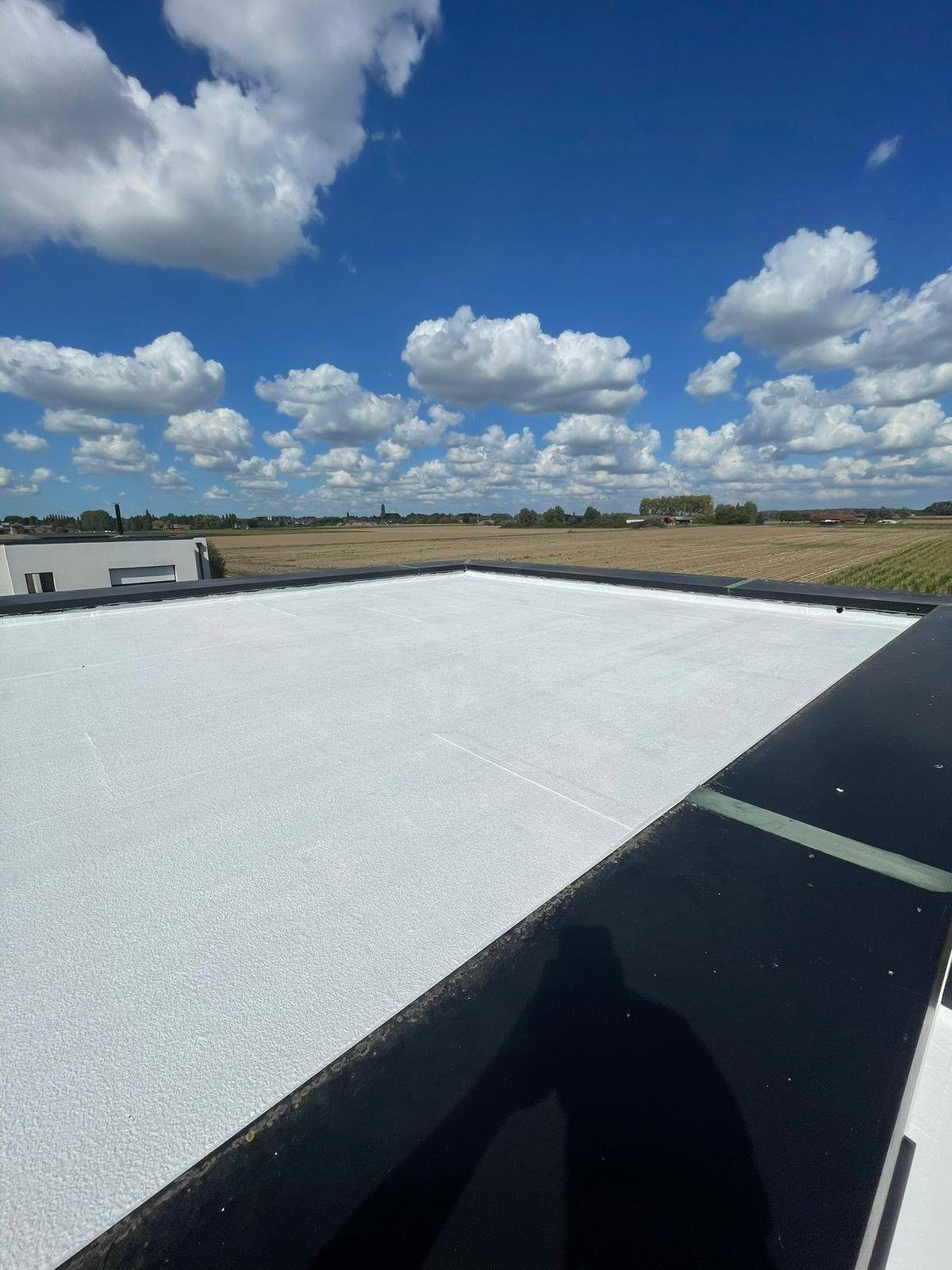 Application au rouleau de la base réflective PrimaTherm® sur une toiture