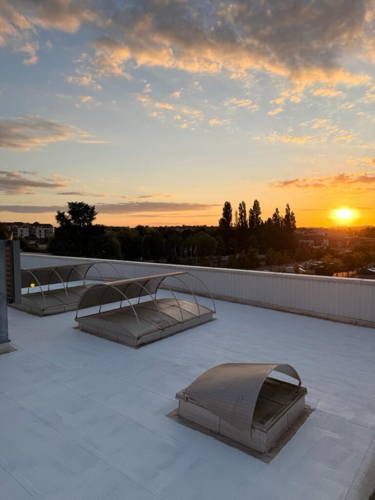 application revêtement cool roof indice SRI toiture bac acier PrimaTherm Hélios